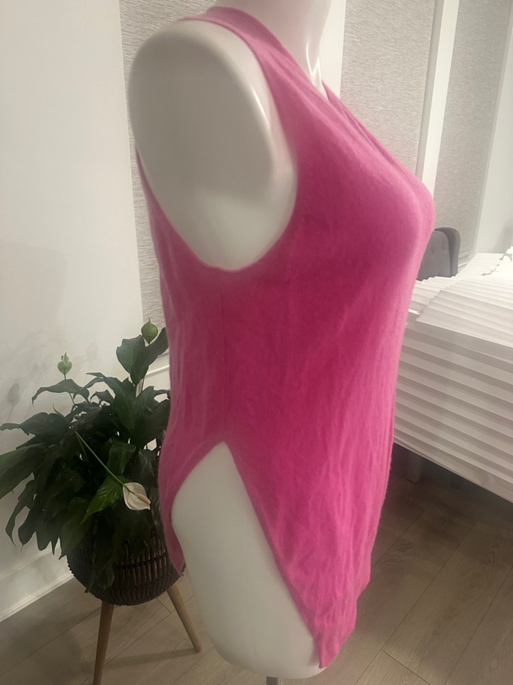 NoName Brand 100% cashmere pink v-neck vest with angled hem side‎ slits size L - Picture 2 of 6